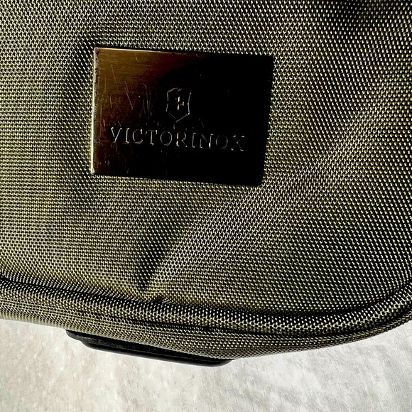 VICTORINOX laptop bag with a lot of pockets with Trolley sleeve. Unisex - Picture 2 of 6
